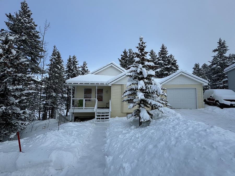 Picture during winter with fresh snow.