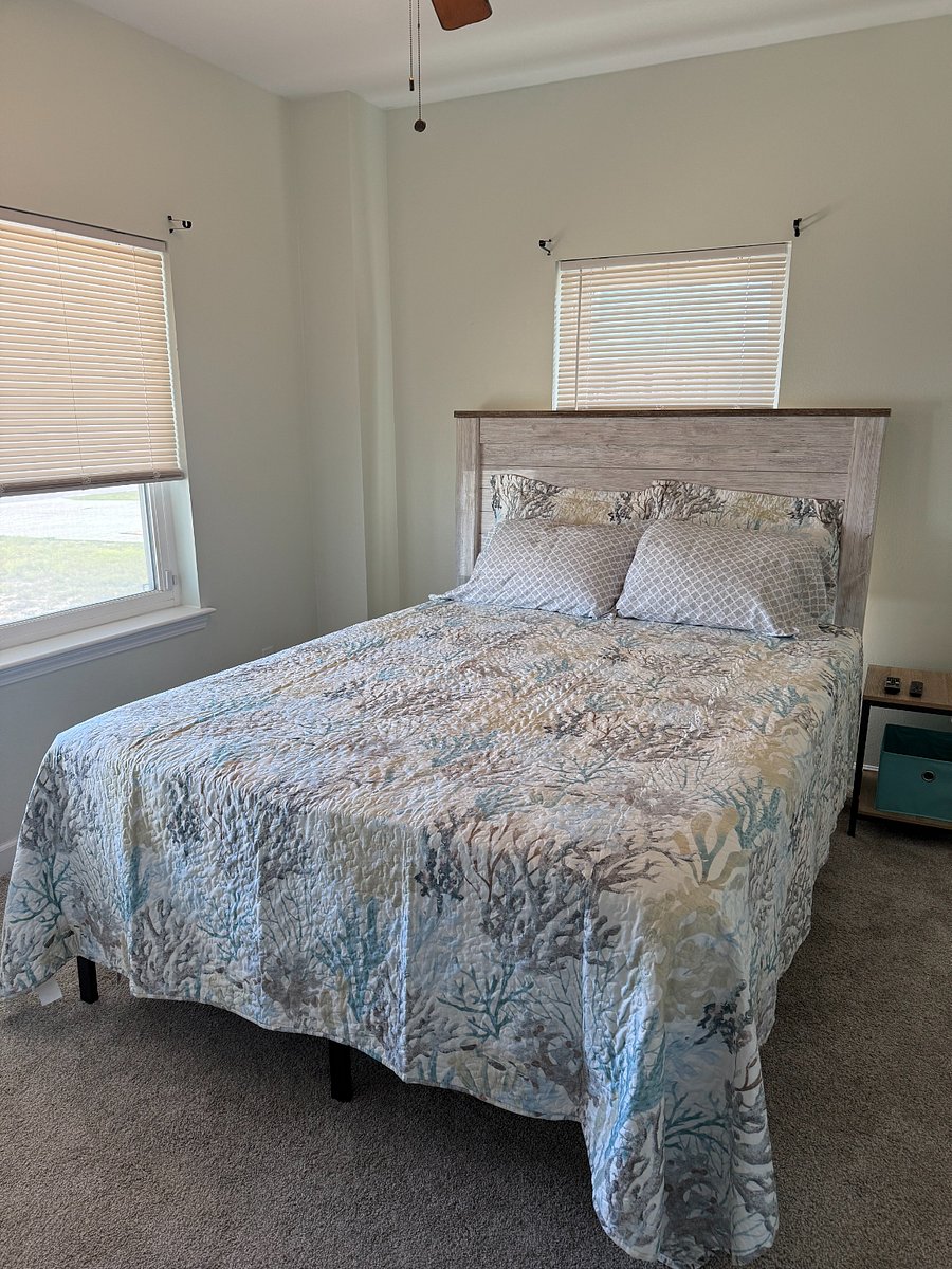 Main bedroom with queen size bed