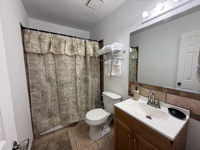 Hallway bathtub/shower combo bathroom