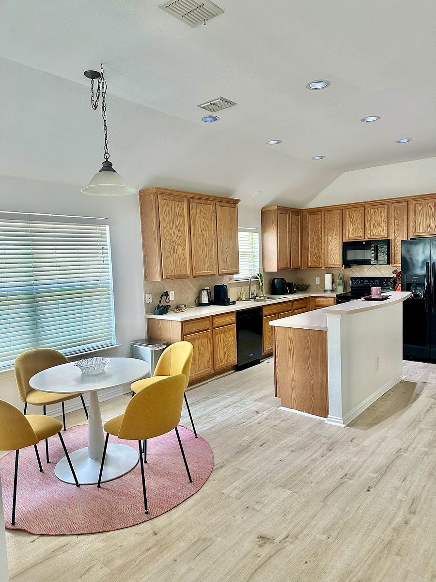 Kitchen with breakfast table for 4