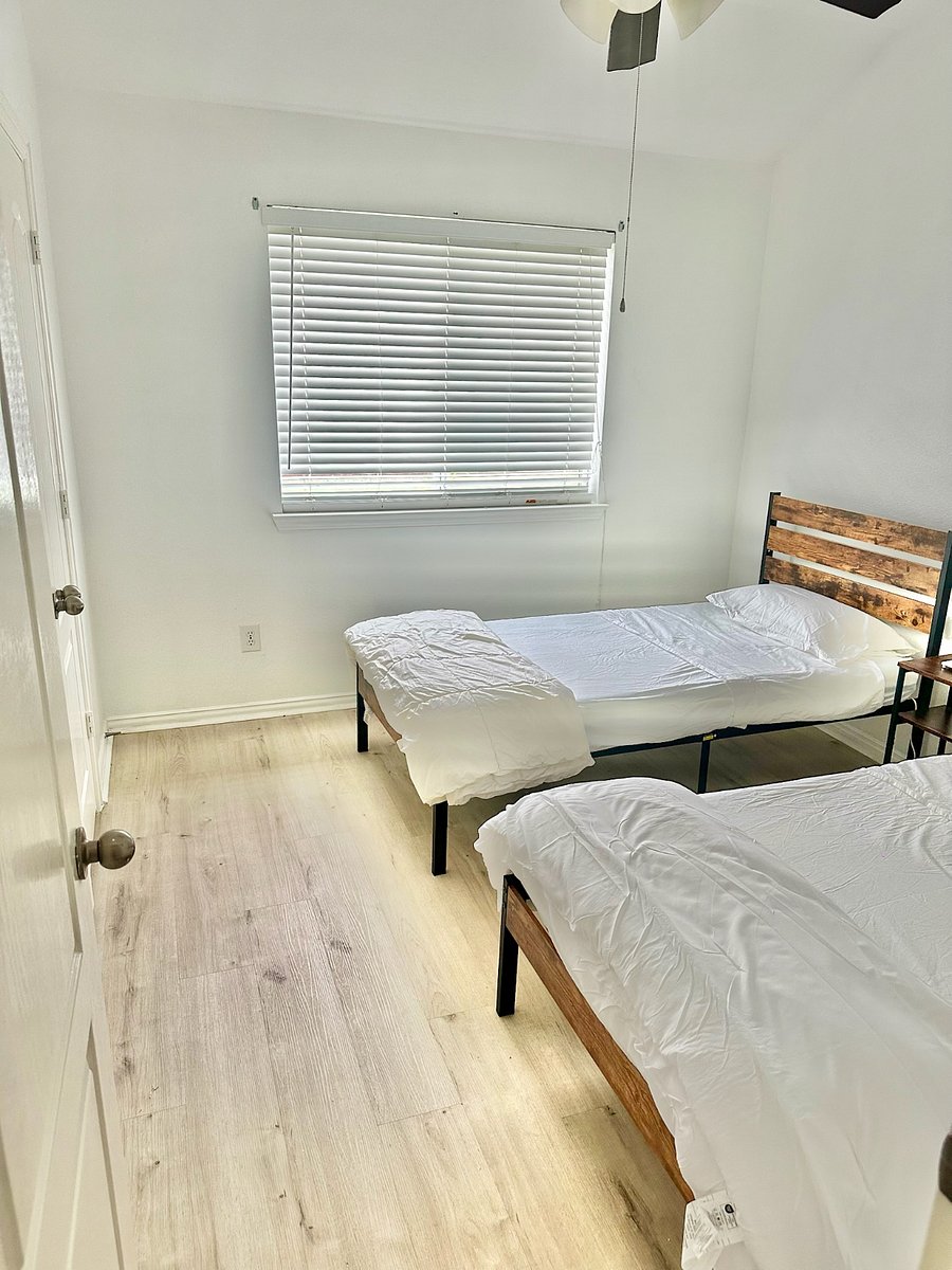 Bathroom 4- 2 twin beds 