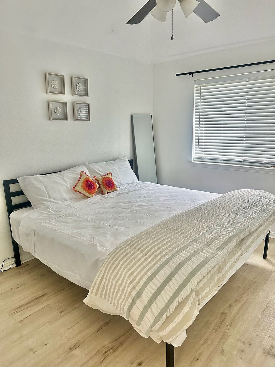 Bedroom 2- king bed 
