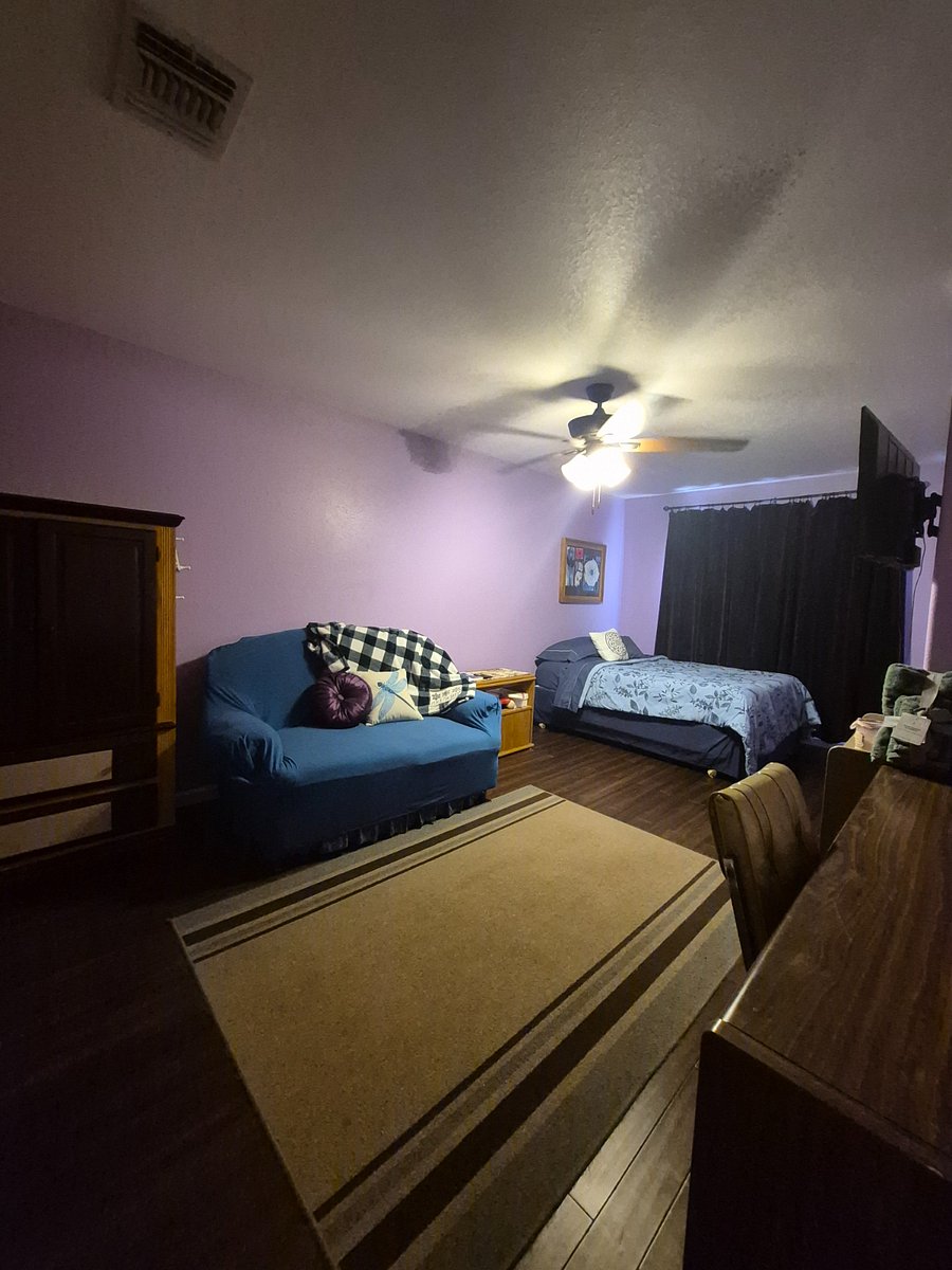 CLOSED CURTAINS KEEPS SUNLIGHT OUT