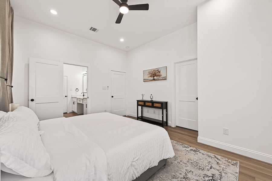 Bedroom 1 (King Bed)