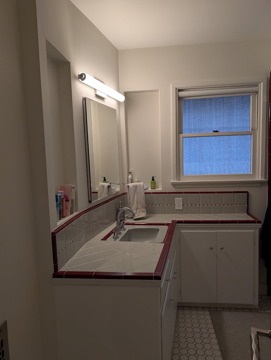 Private bathroom with shower/tub
