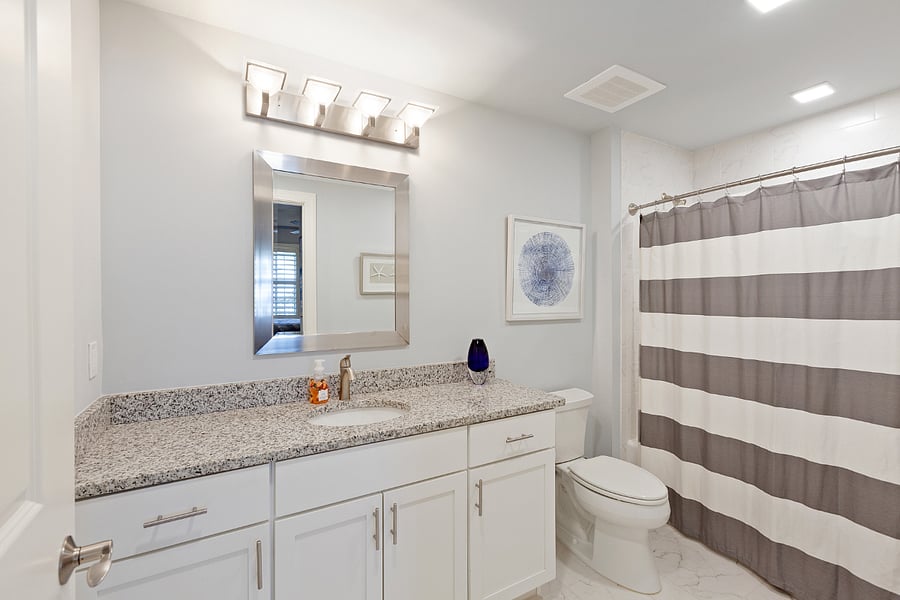 Guest en-suite bathroom 