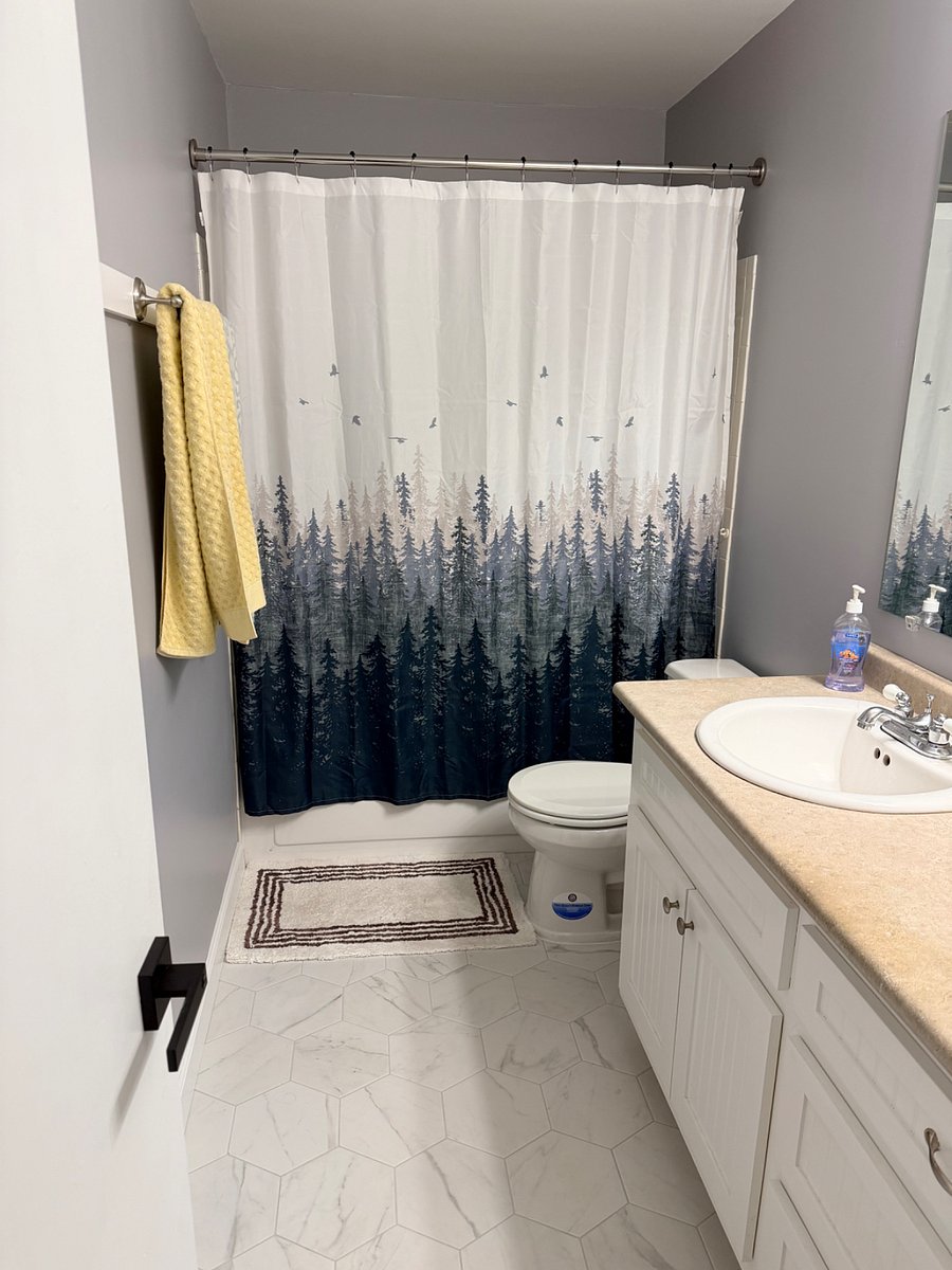 Primary en-suite bathroom