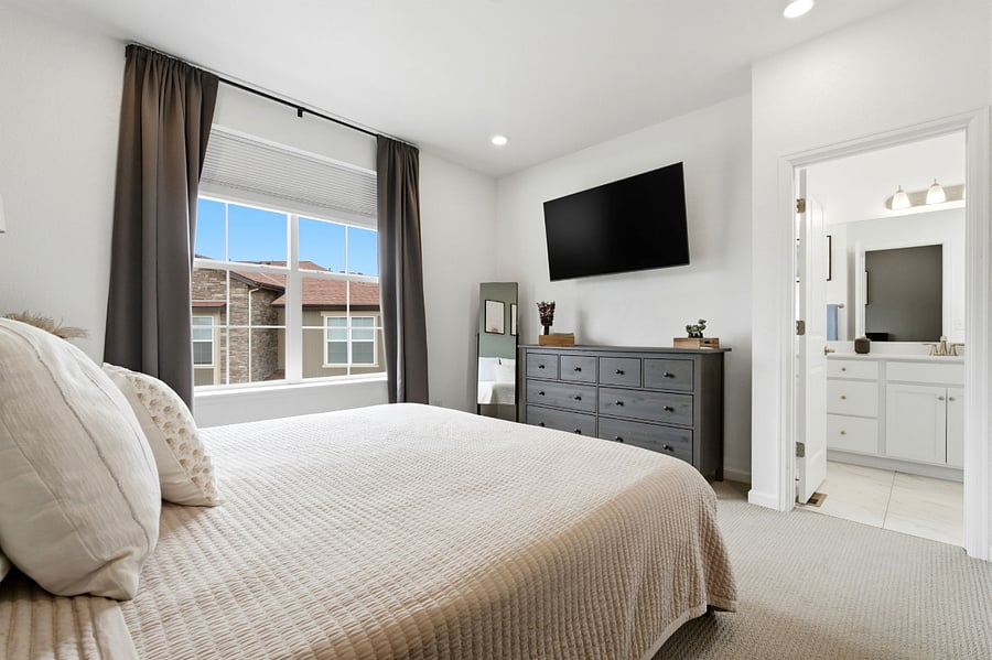 Master bedroom with plenty of extra space, Smart TV and ensuite full bath.