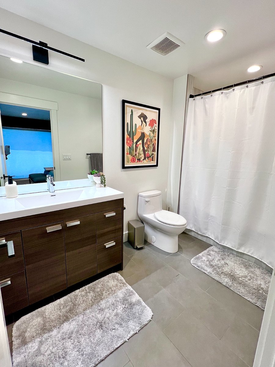En-suite bathroom for green bedroom