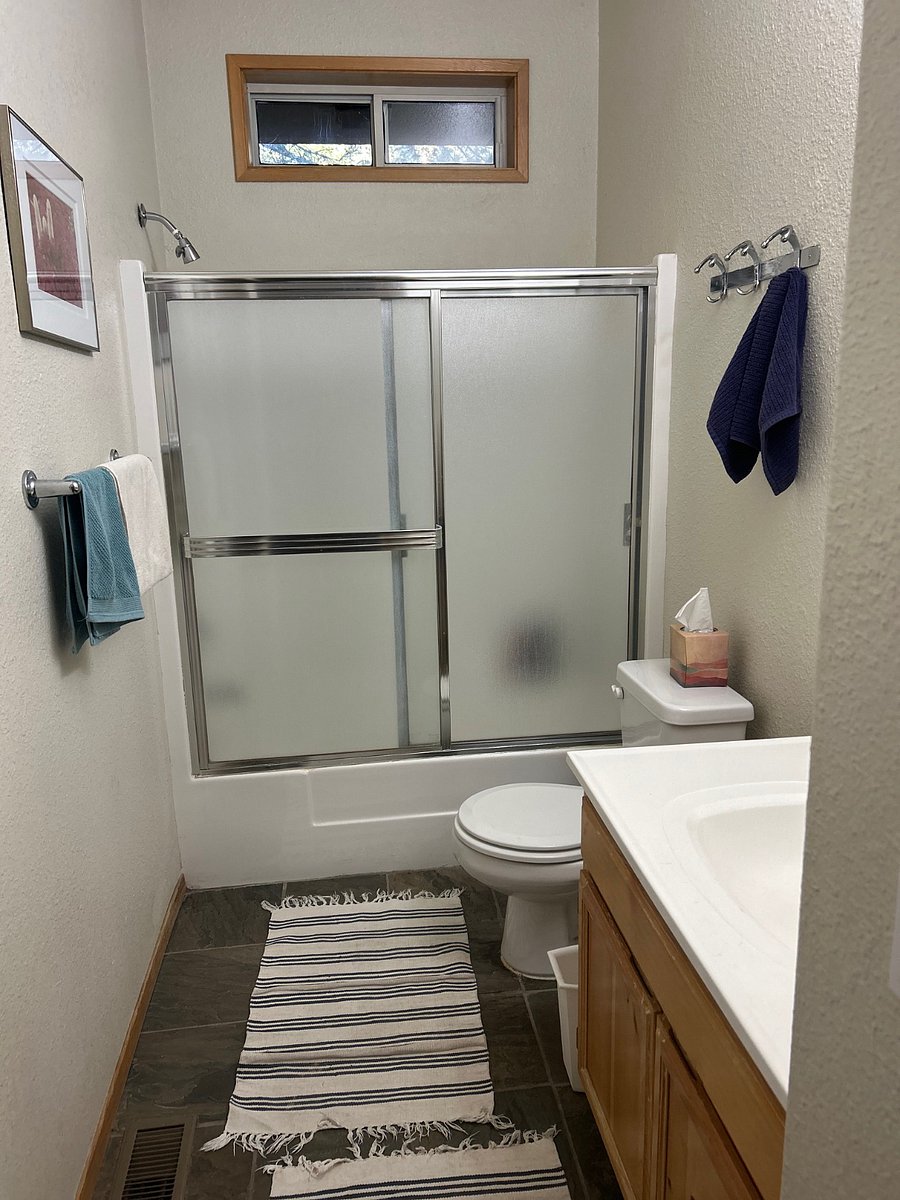 upstairs 2nd bathroom