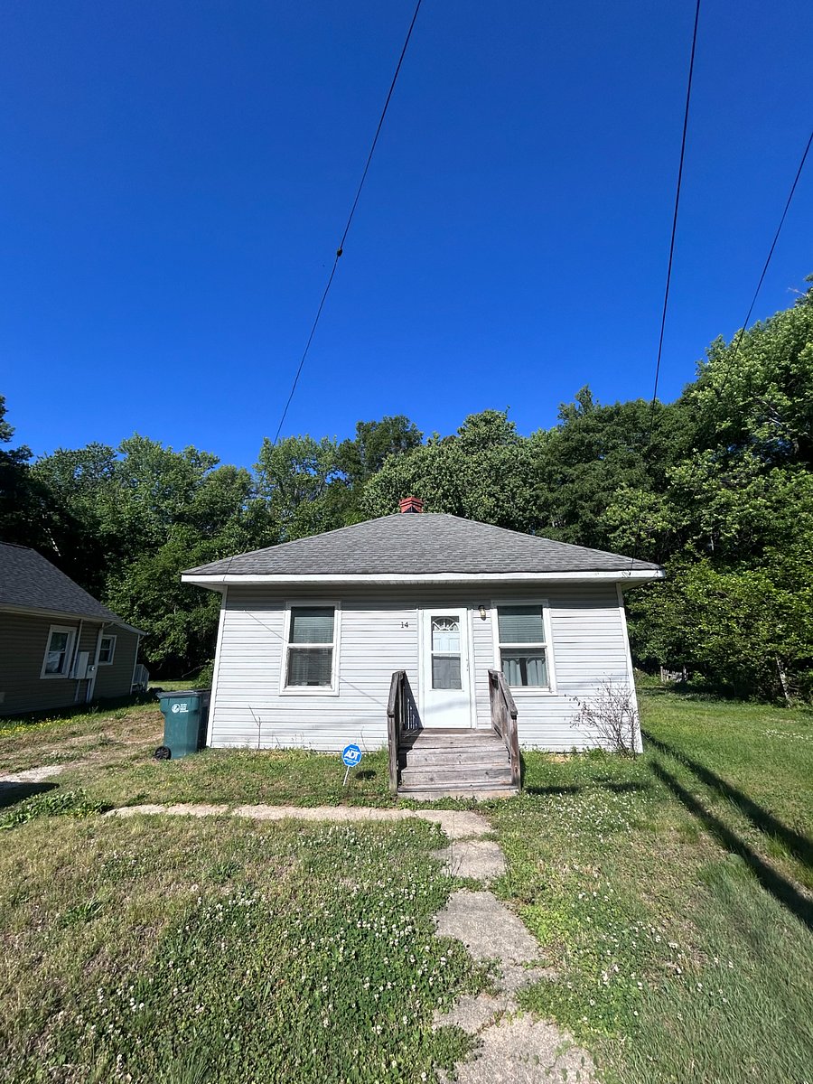 Front of House with driveway and large yard