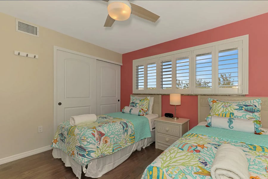 2nd Bedroom - 2 twin beds