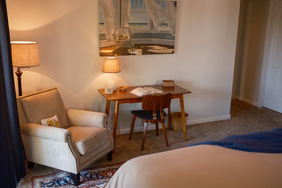 Reading nook with lamps with incandescent lighting