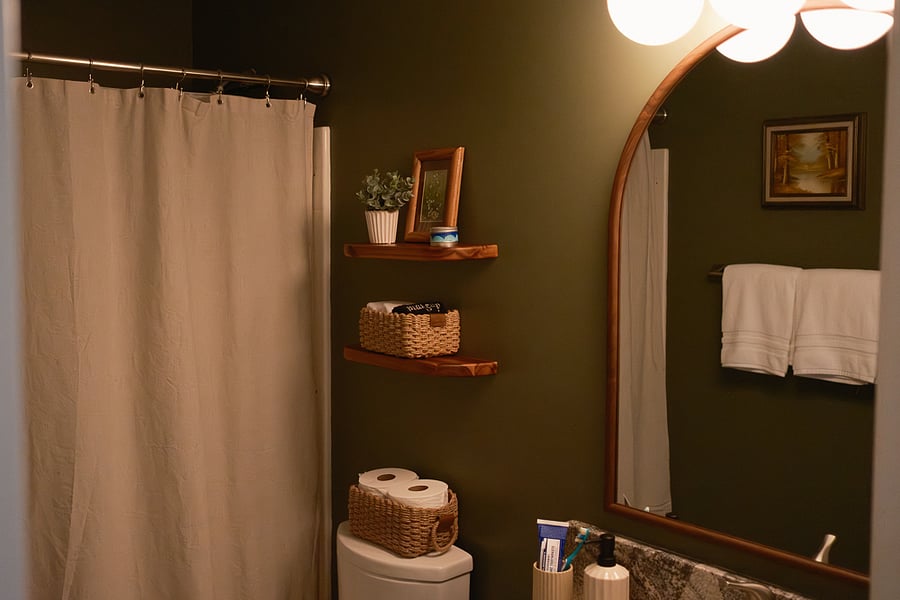Shared bathroom with Aspen Suite