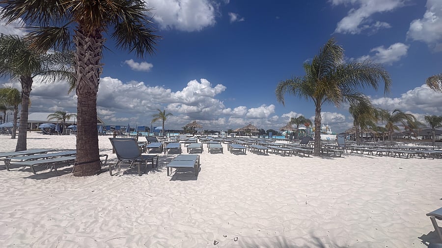 Sandy shores of Mirada lagoon