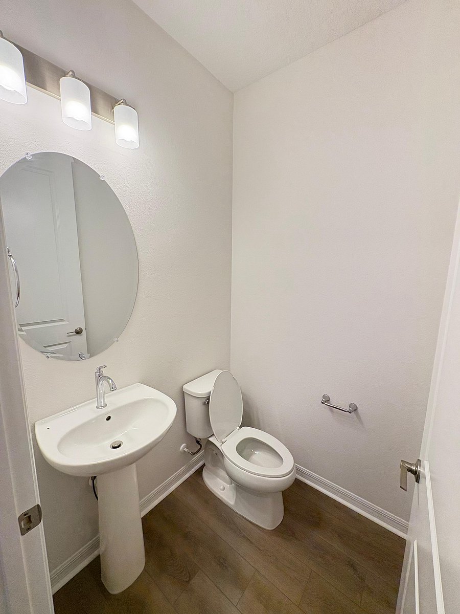 1/2 bath on bottom floor