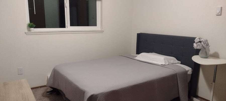 Room 2 (full size bed)