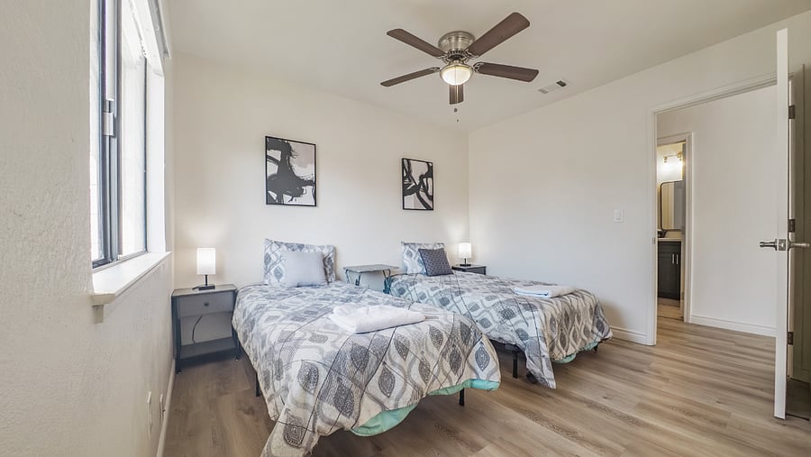 Bedroom 4 with 2 single beds