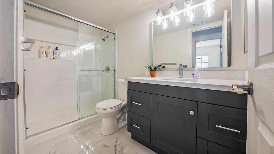 Full bathroom 3