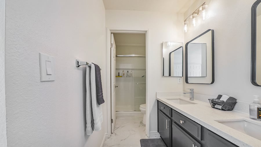 Full bathroom 1