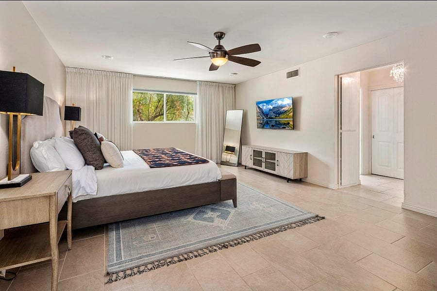 Main Bedroom with King and en suite bathroom