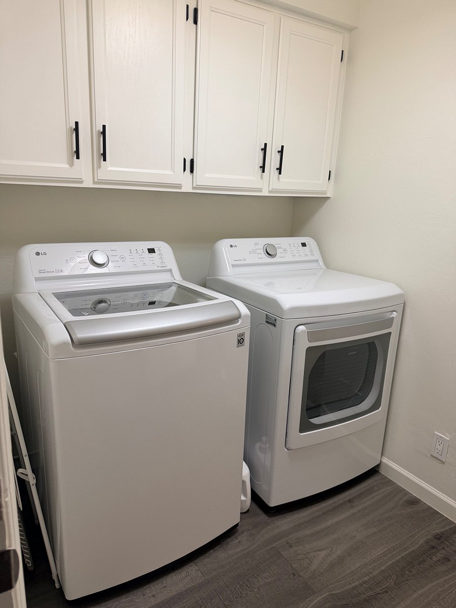 New washer/dryer spacious laundry room off garage
