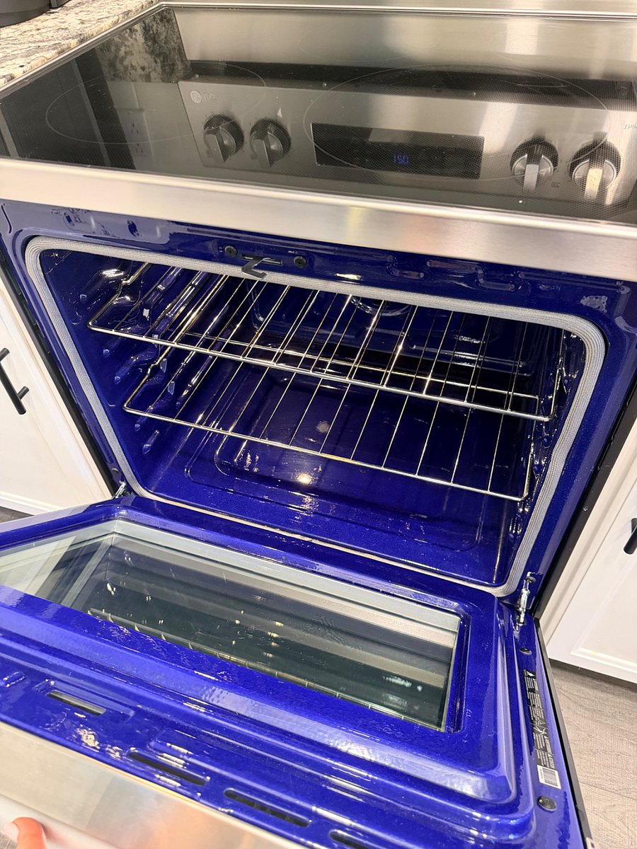 New oven spotless! Oven has convection bake and an air fryer feature