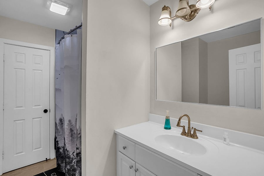 2nd bedroom full bathroom