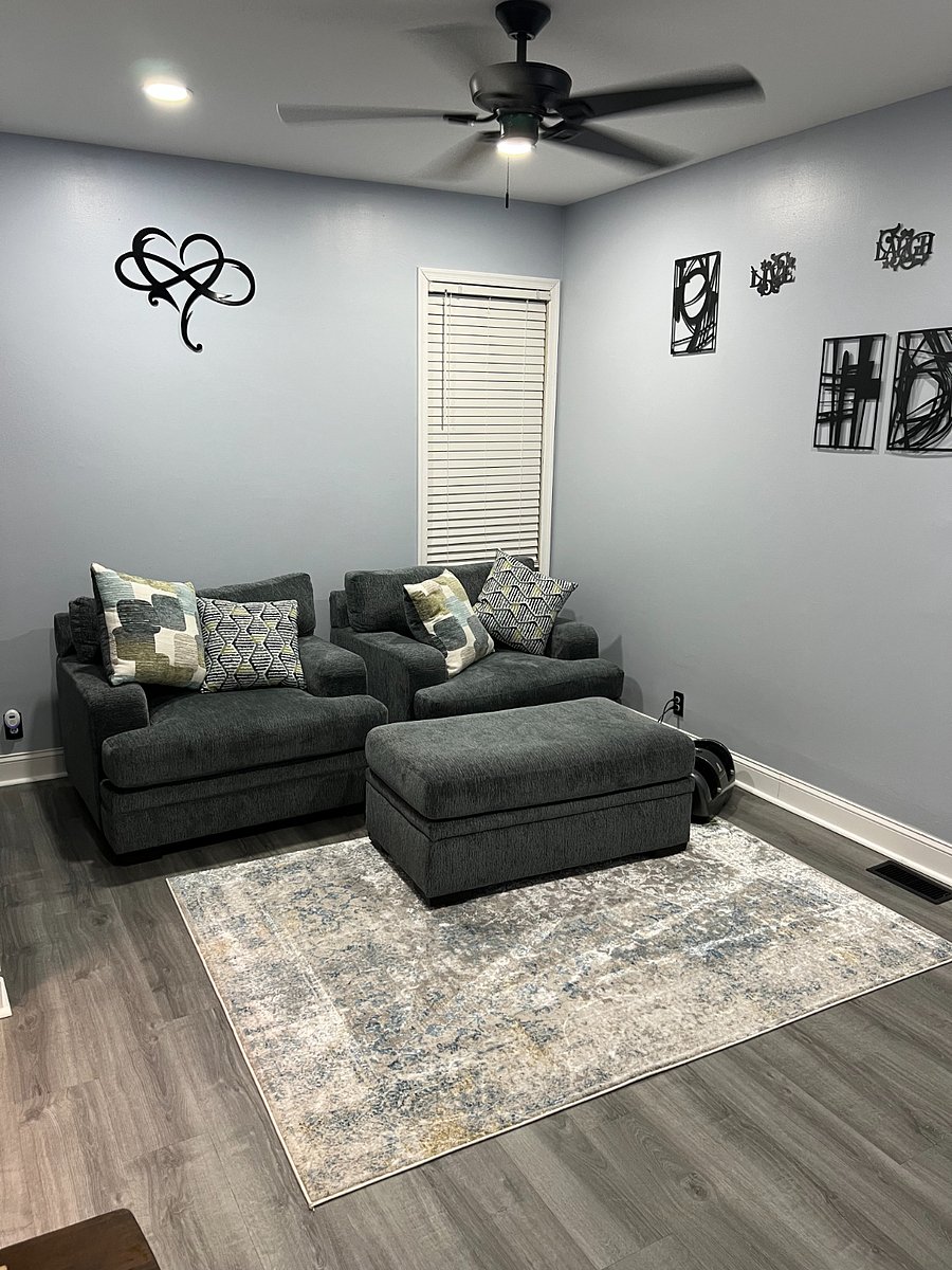 Enjoy a small, cozy living space featuring high-speed Wi-Fi, a flat-screen TV, and multiple streaming apps for comfortable, stress-free entertainment.