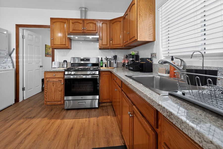 Full kitchen for preparing meals