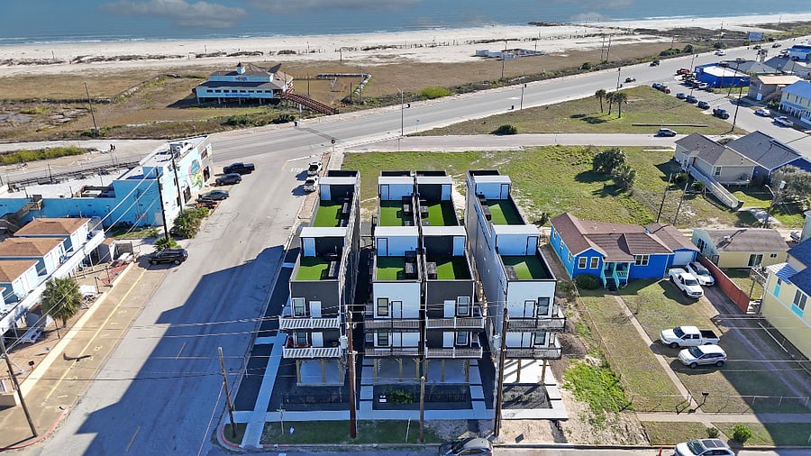 1 block from the Beach, lots of rooftop space