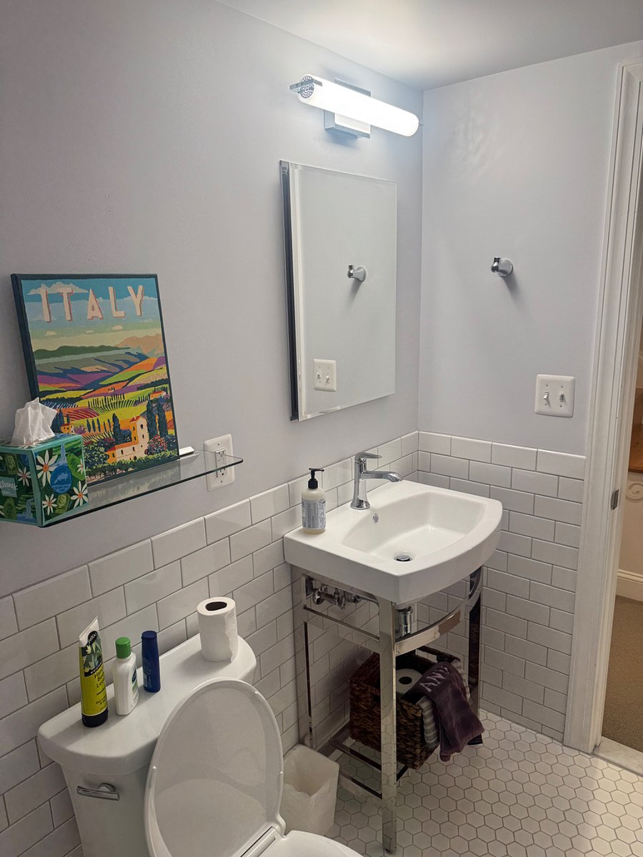 Full bathroom (in between living room and kitchen)
