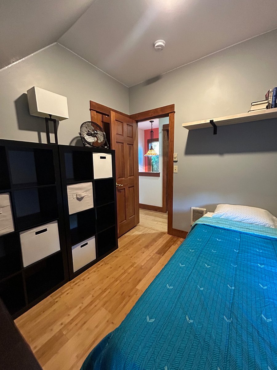 Bedroom with Twin bed