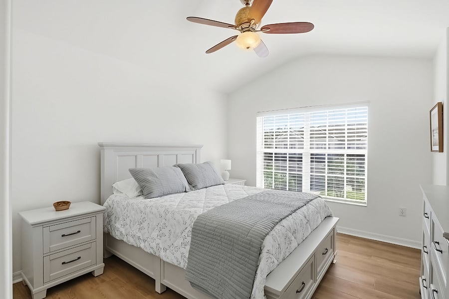 Guest bedroom with queen size bed