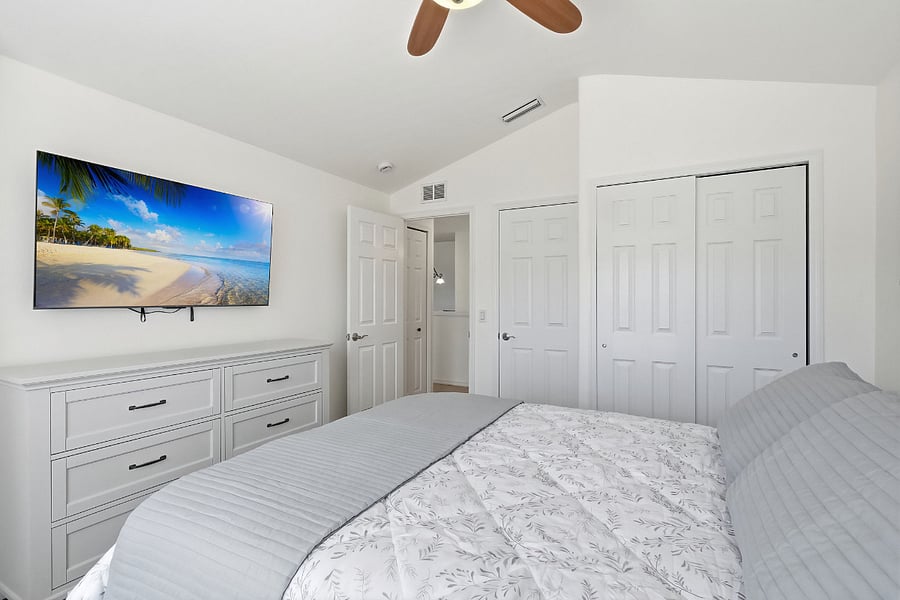 Guest bedroom with queen size bed