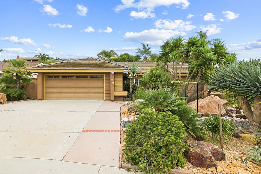 Front Yard | Garage | Driveway Parking & Garden Landscaping
