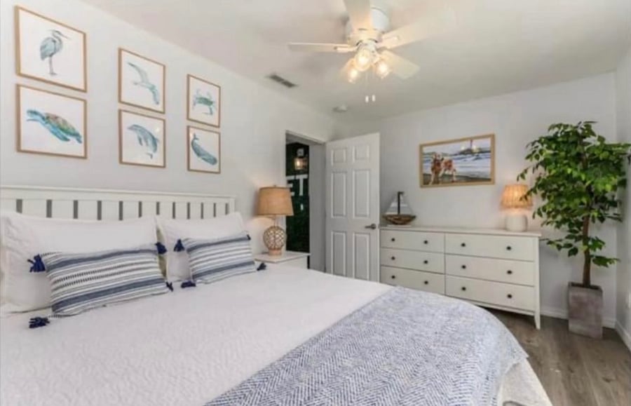 Queen room with pool view