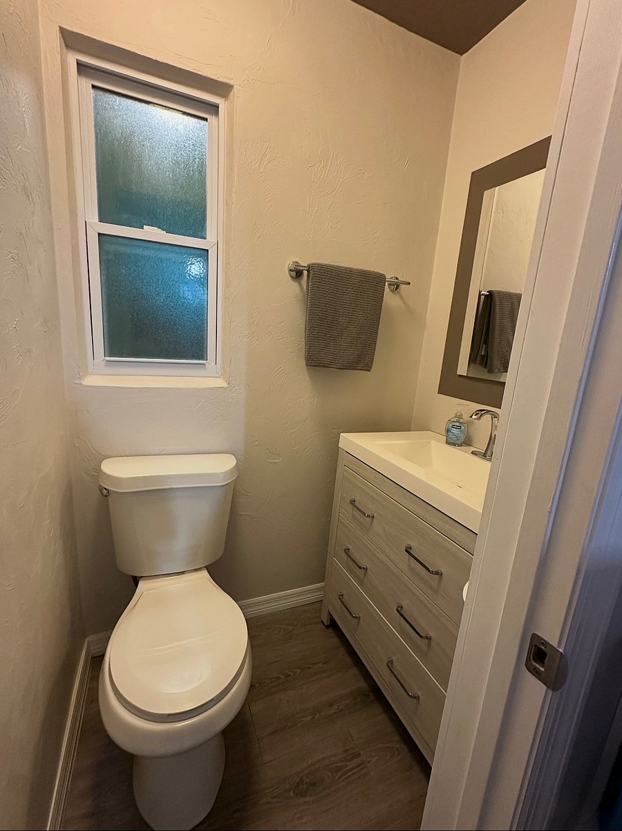 2nd bath with pool access