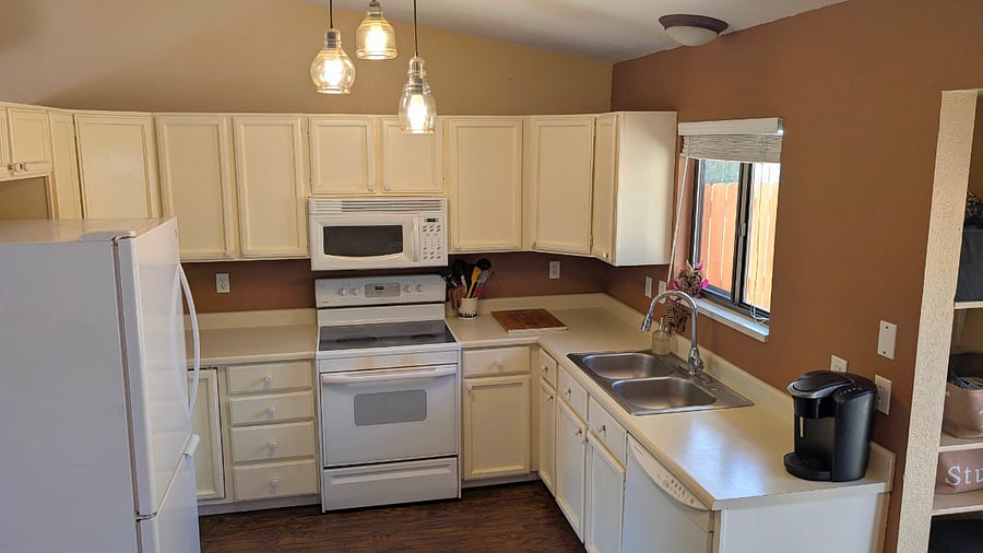 Fully-stocked kitchen with everything you need to cook an amazing meal. 