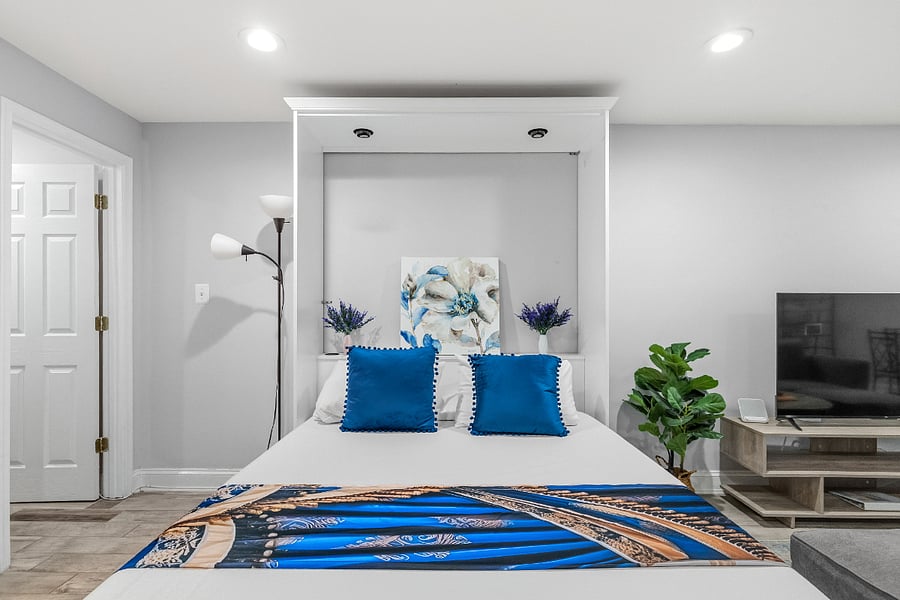 Queen size murphy bed
