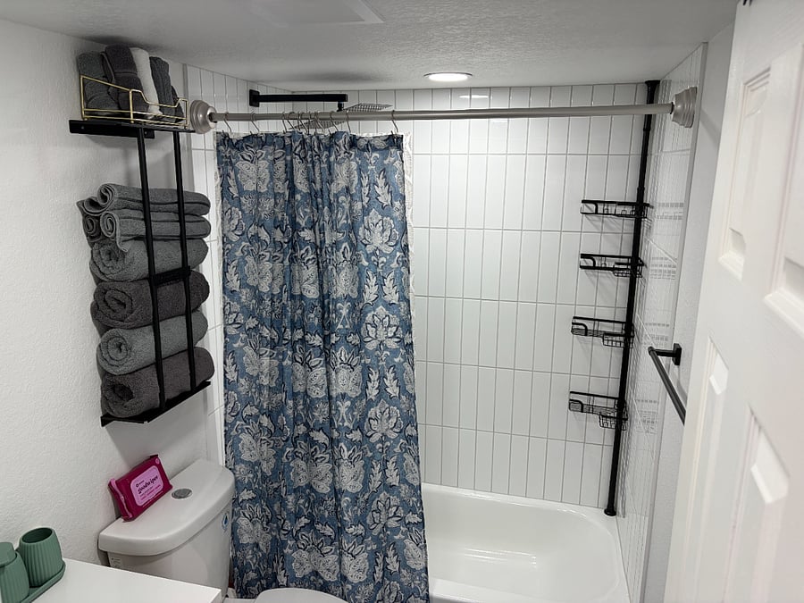 Rain shower head with no handheld, but with a bathtub
