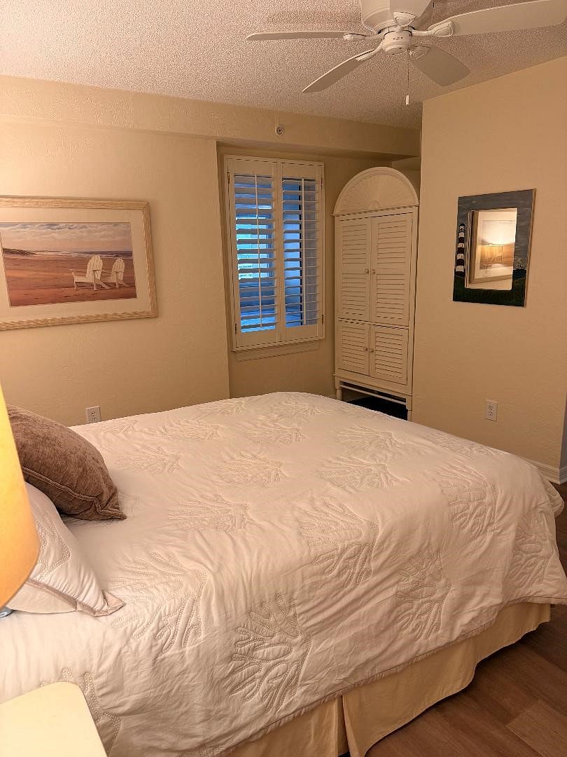 second bedroom with Queen bed