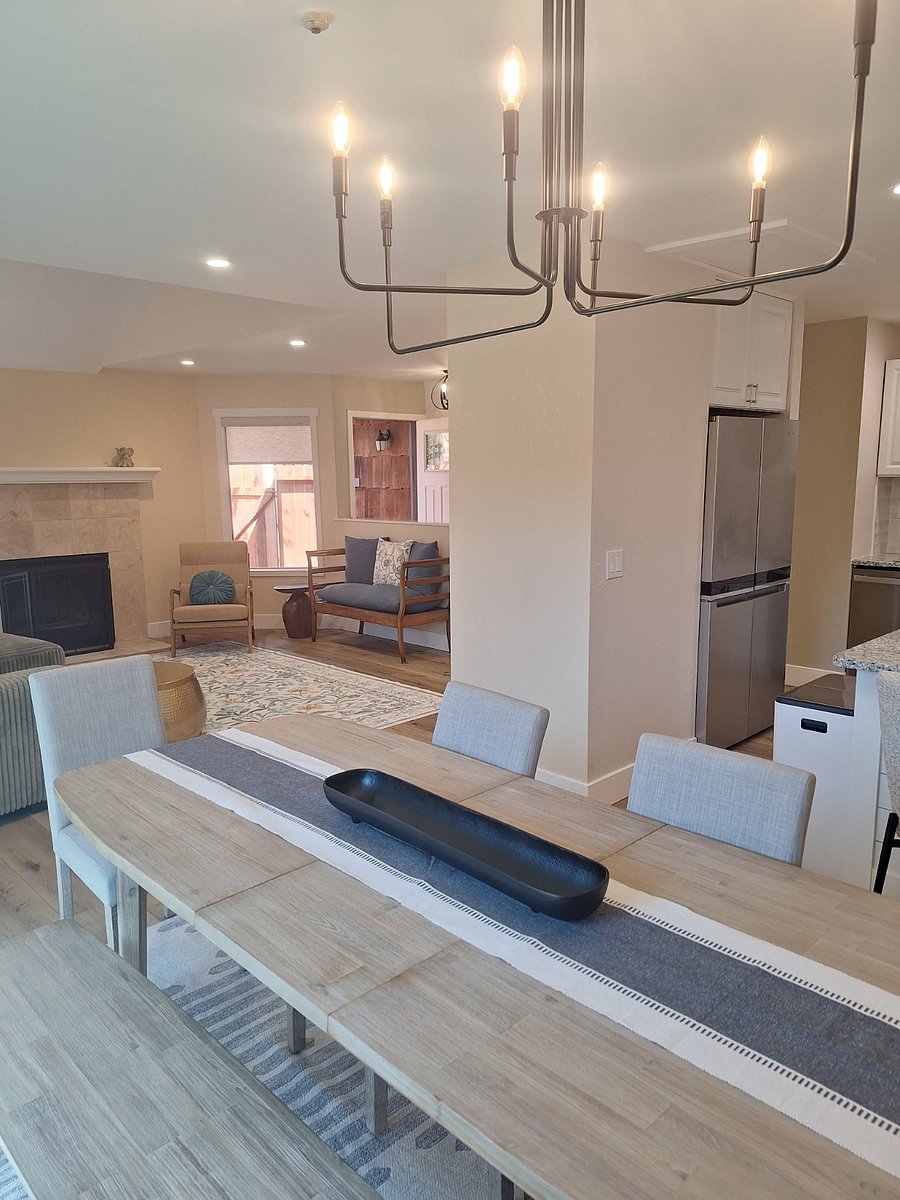Expandable Dining Table that Seats 8 (with additional extension)