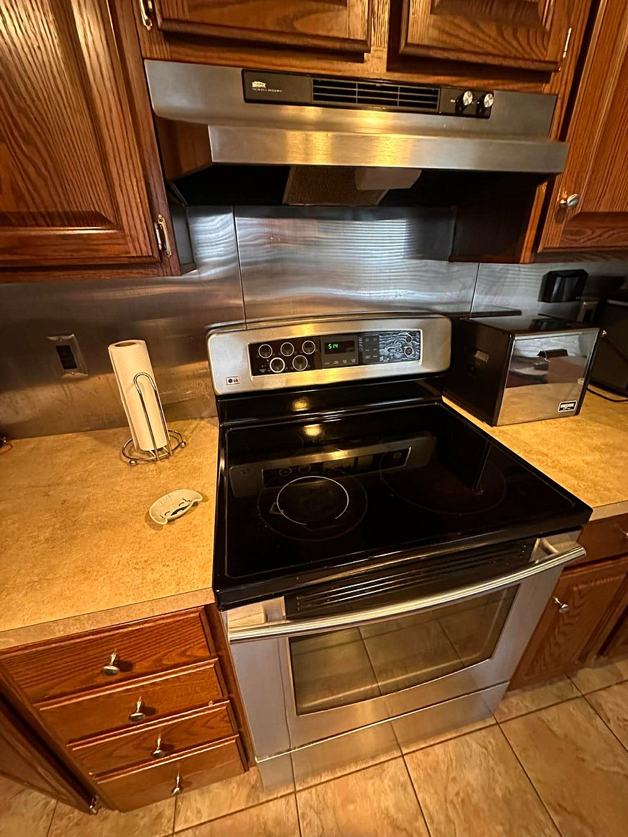 Kitchen: Oven and stovetop