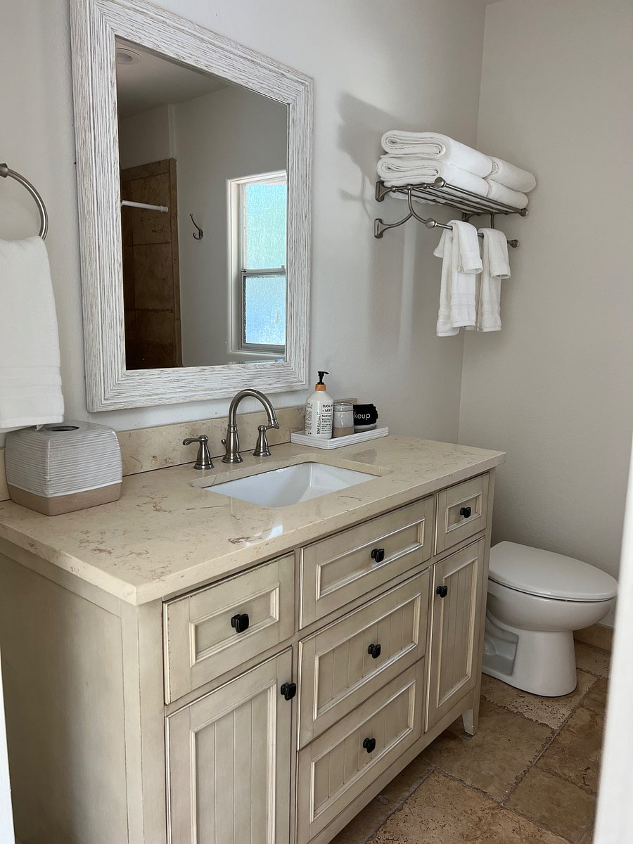 En Suite Bath 2 (in Bedroom 3)