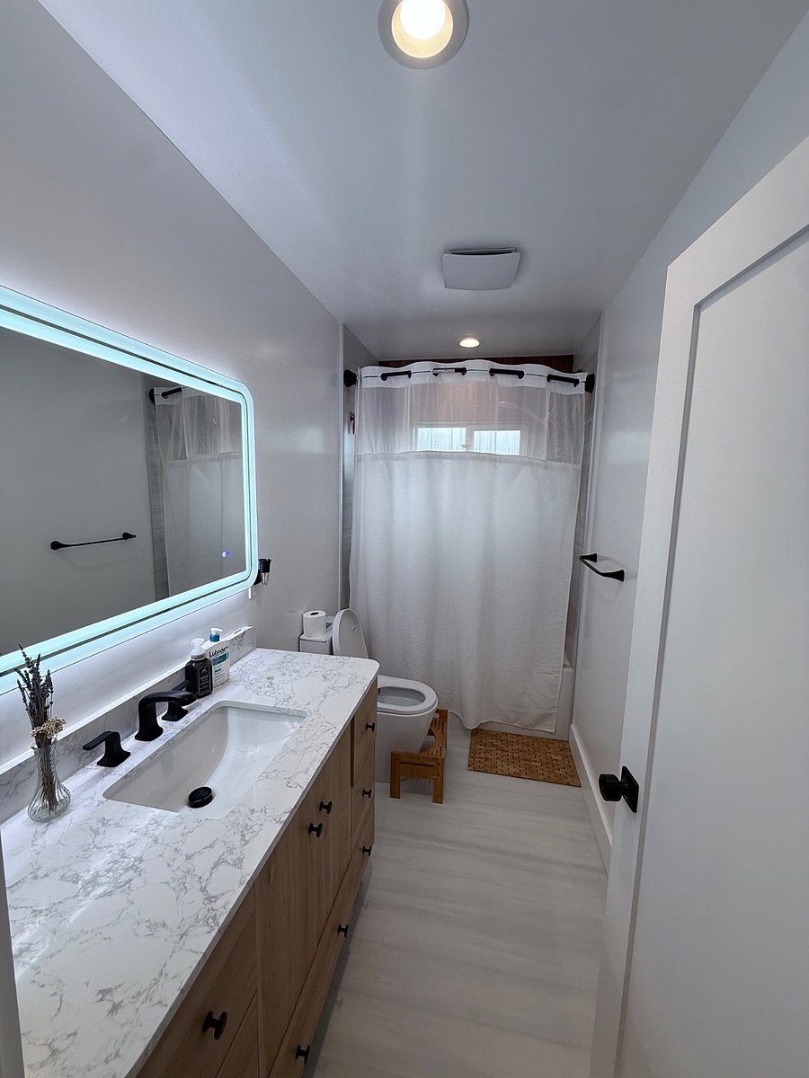 En-suite bathroom, double door, also accessible through hallway.