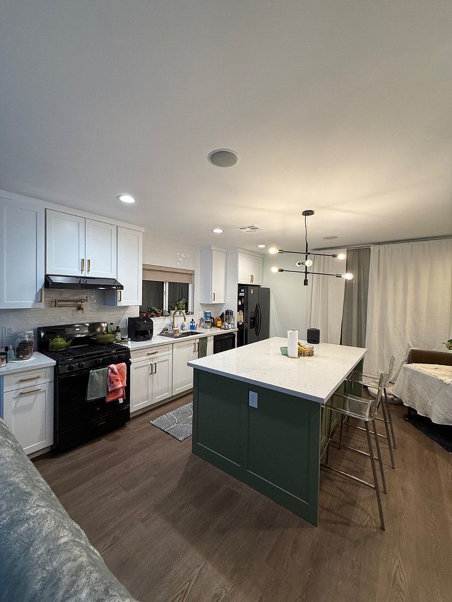 Full kitchen. New appliances and cookware ready