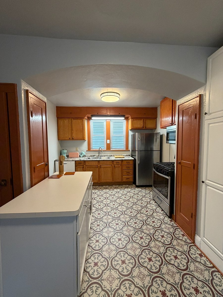 Large kitchen with all you need to make your favorite comfort foods! 