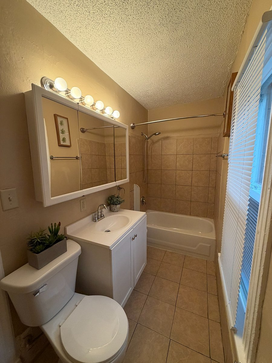Upper level full bath. 