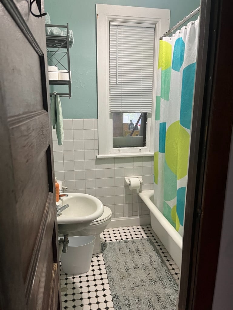 Shared Bathroom, Main Floor